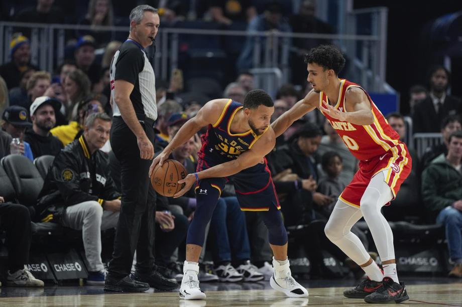 库里高效23+8维金斯27分 勇士6人上双轻取老鹰