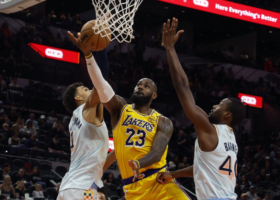 詹姆斯三双文班空砍20分 湖人胜马刺止3连败