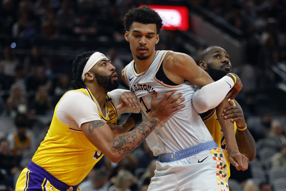 詹姆斯三双文班空砍20分 湖人胜马刺止3连败