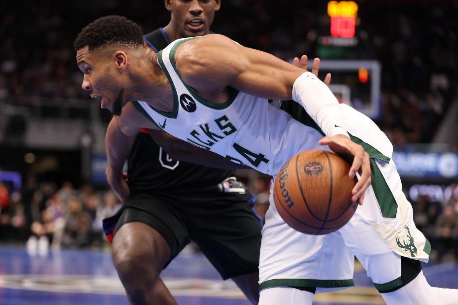 字母哥利拉德合砍55分 雄鹿胜活塞晋级淘汰赛