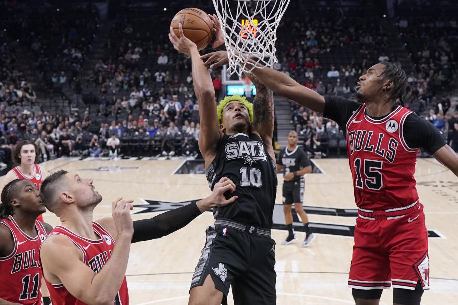 NBA-公牛139-124马刺 武切维奇39+8+4