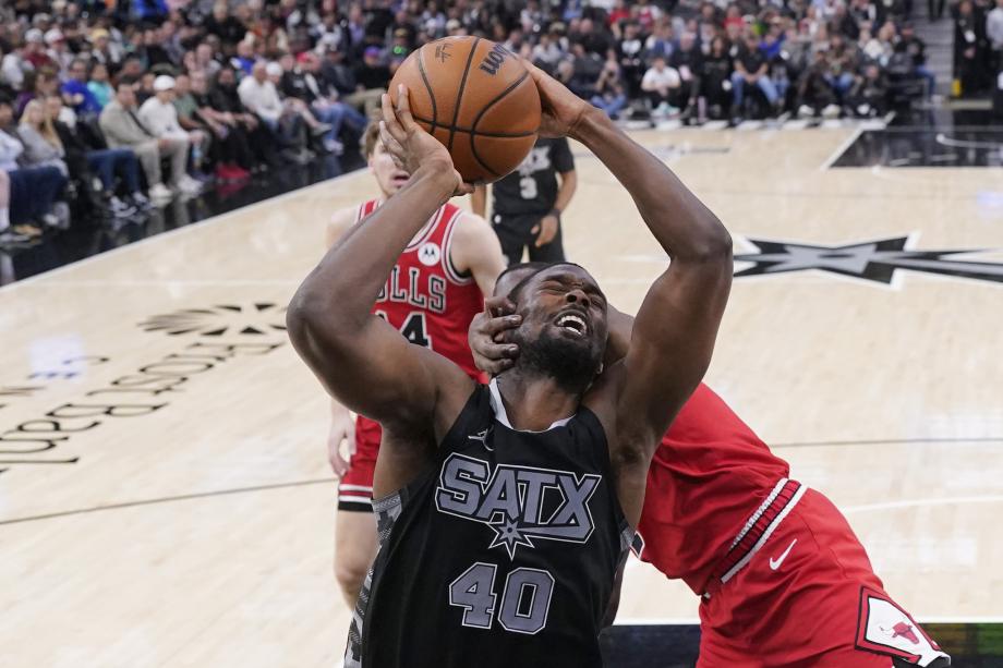 NBA-公牛139-124马刺 武切维奇39+8+4