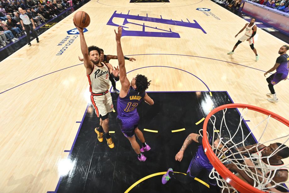 詹姆斯28+11+11失绝平球 湖人憾负活塞