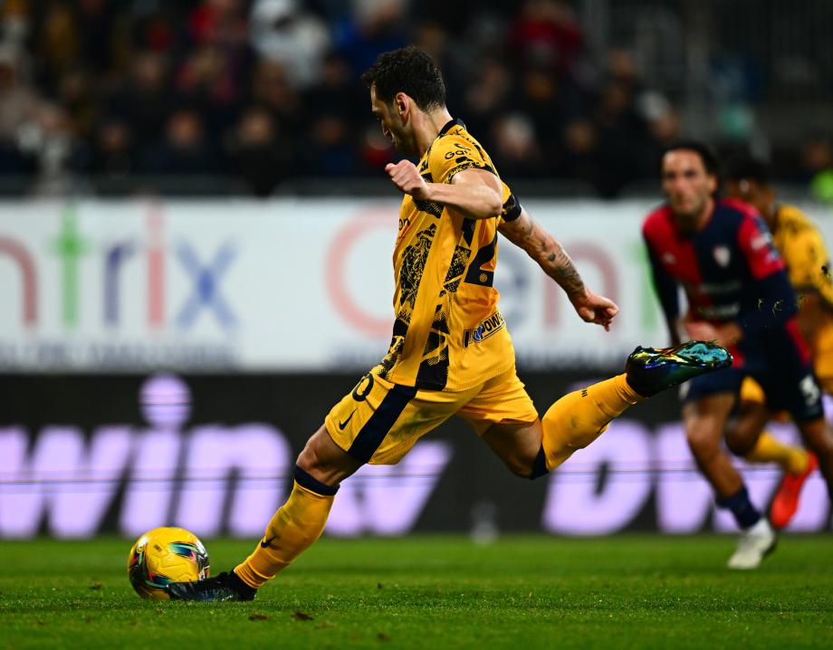 劳塔罗破球荒 国米3-0卡利亚里落后榜首1分