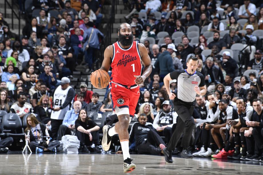 哈登17分文班亚马27+9 快船背靠背惨败马刺