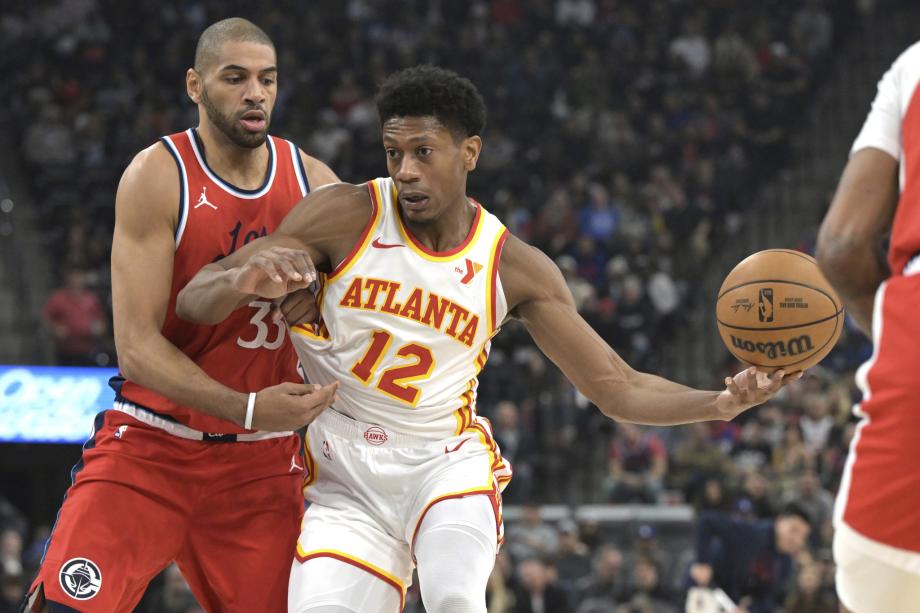 伦纳德赛季首秀贡献12分 快船主场大胜老鹰