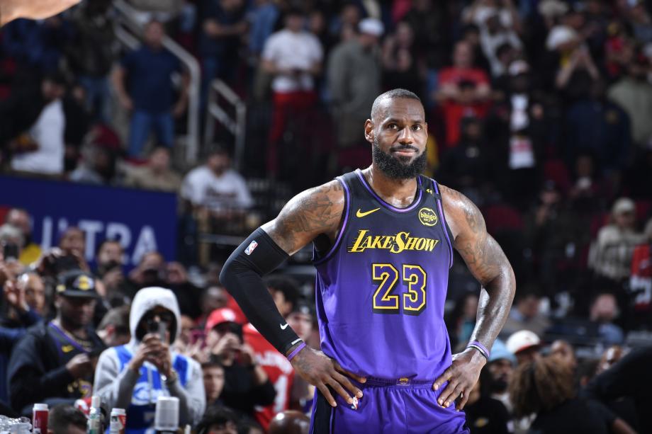 詹姆斯准三双浓眉30+13 湖人客场不敌火箭