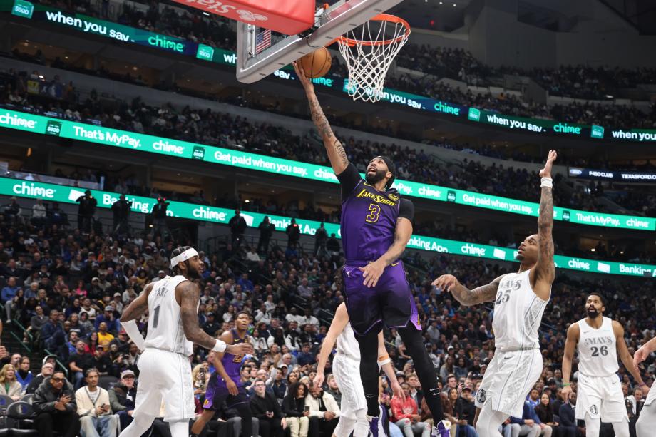 华盛顿22+8浓眉21+12 独行侠主场大胜湖人