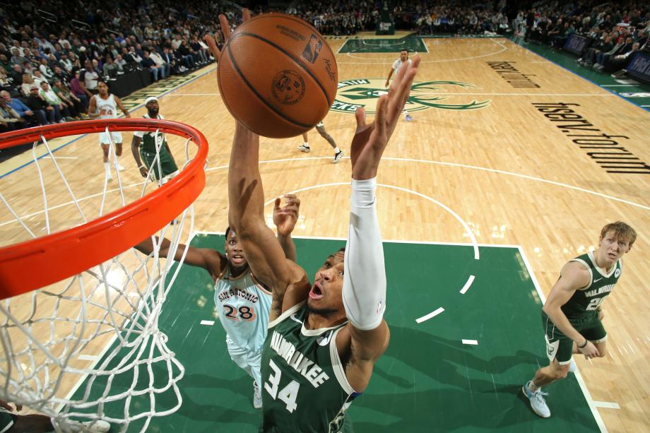 字母哥25+16+8文班亚马10+10 雄鹿轻取马刺