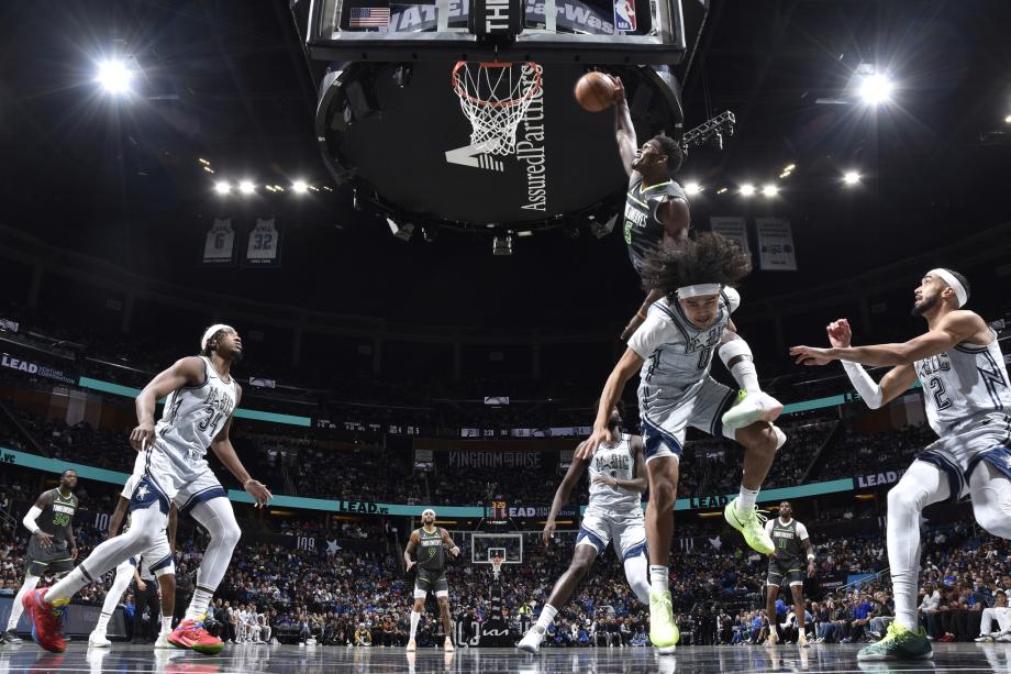 爱德华兹21+7兰德尔23+10 森林狼擒魔术迎3连胜