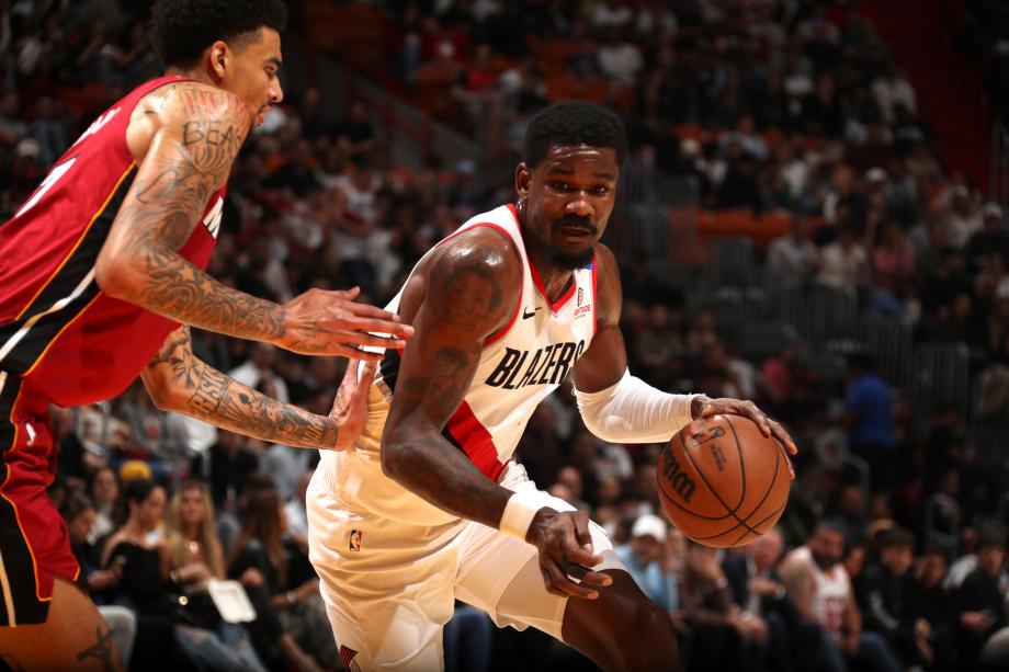 艾顿22+15西蒙斯24分 开拓者7人上双扑灭热火