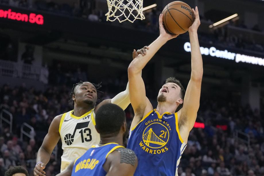 施罗德23+5塞克斯顿30分 库里缺阵勇士力擒爵士