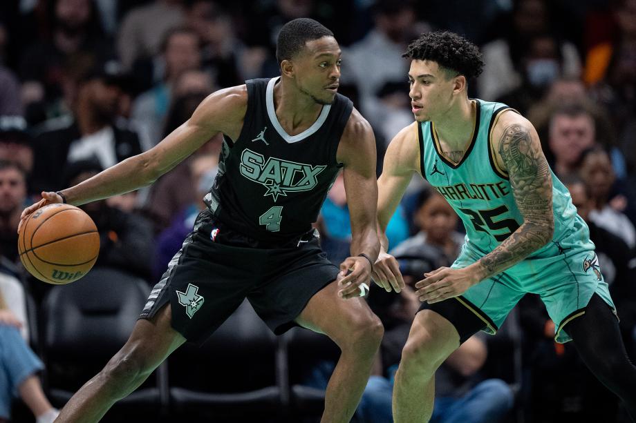 布里奇斯三分准绝杀 黄蜂117-116险胜马刺