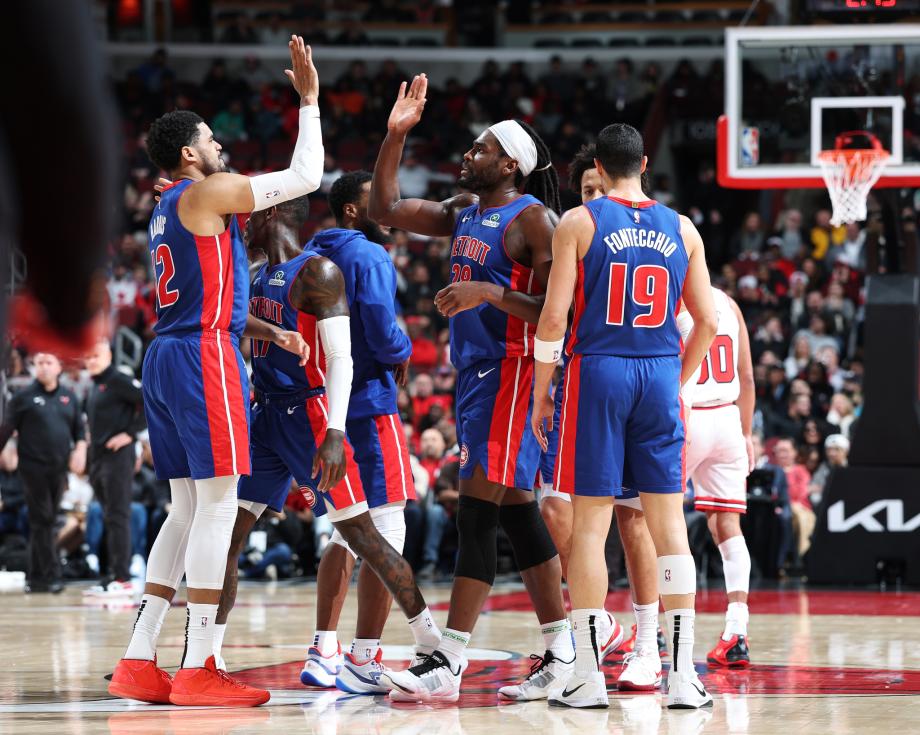 坎宁安20分比斯利三分里程碑 活塞客胜公牛