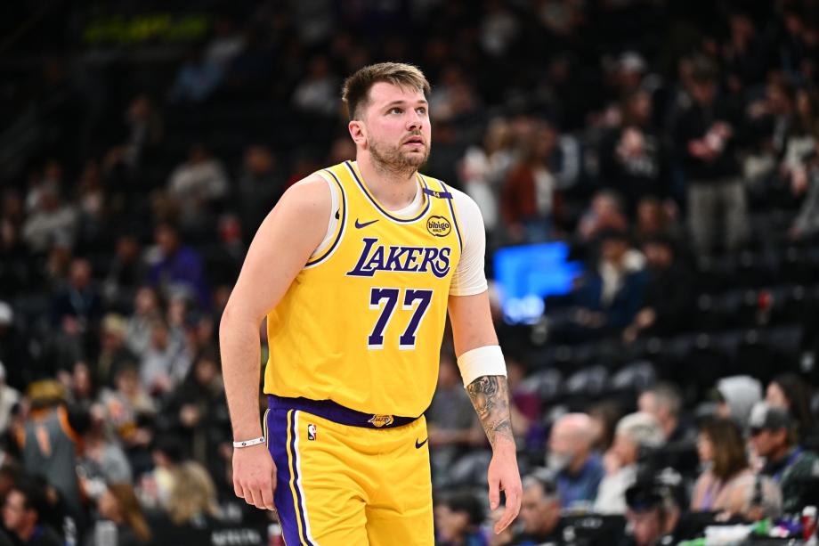 马尔卡宁32分詹姆斯18+6 爵士终结湖人6连胜