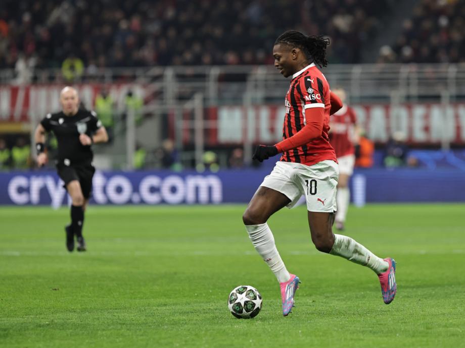 欧冠-特奥假摔红牌 10人米兰1-2费耶诺德遭淘汰