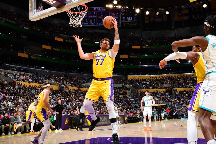 詹姆斯空砍26+7+11错失绝平三分 湖人惜败黄蜂