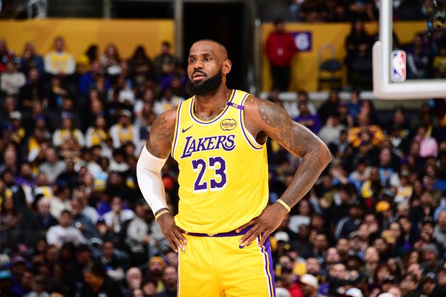 詹姆斯空砍26+7+11错失绝平三分 湖人惜败黄蜂