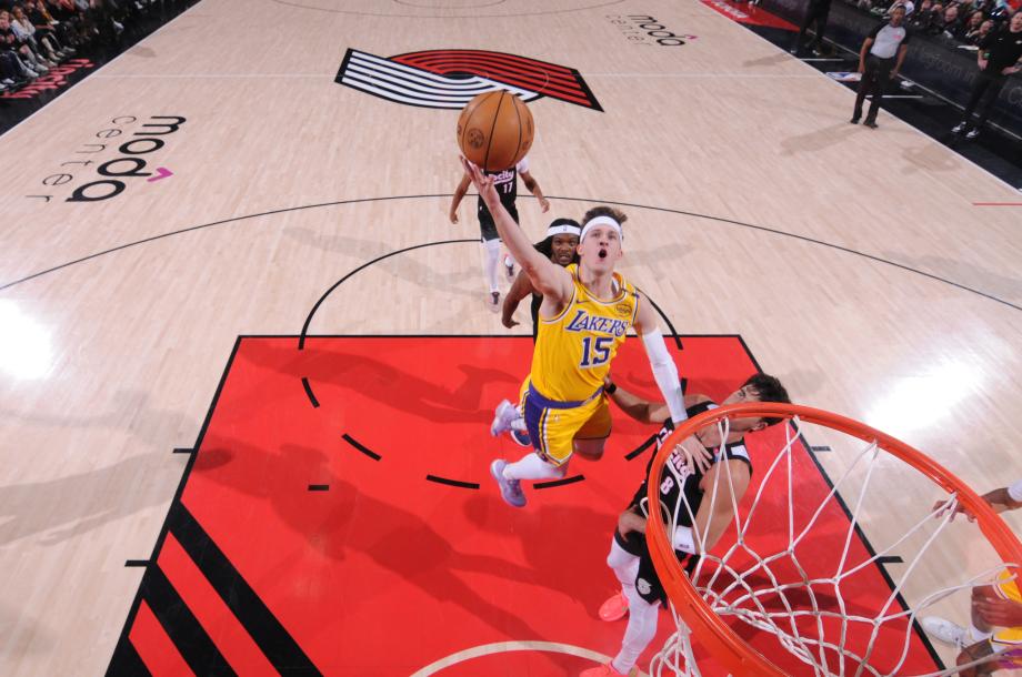 詹姆斯40+8里夫斯32分 湖人击败开拓者