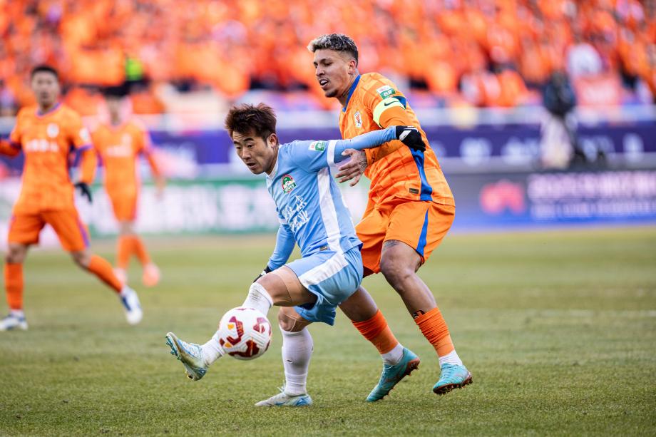 王大雷出击失误被红牌罚下 十人泰山0-0河南