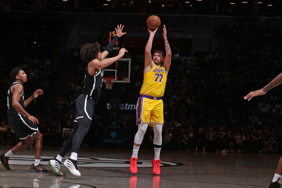 东契奇空砍三双 湖人憾负篮网遭两连败