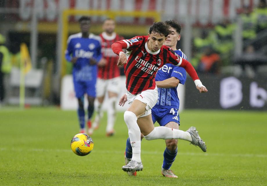 赖因德斯传射阿里首秀被罚下 米兰2-1胜科莫