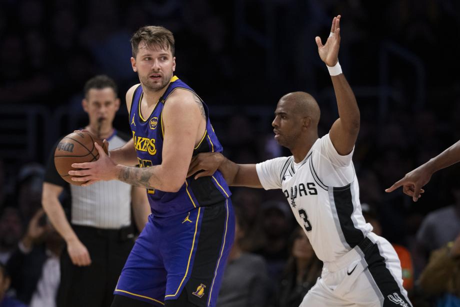 东契奇21+9+14里夫斯30分 湖人轻取马刺两连胜