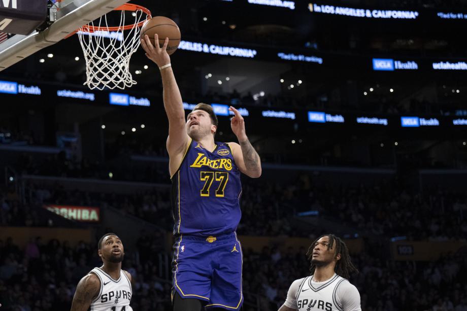 东契奇21+9+14里夫斯30分 湖人轻取马刺两连胜