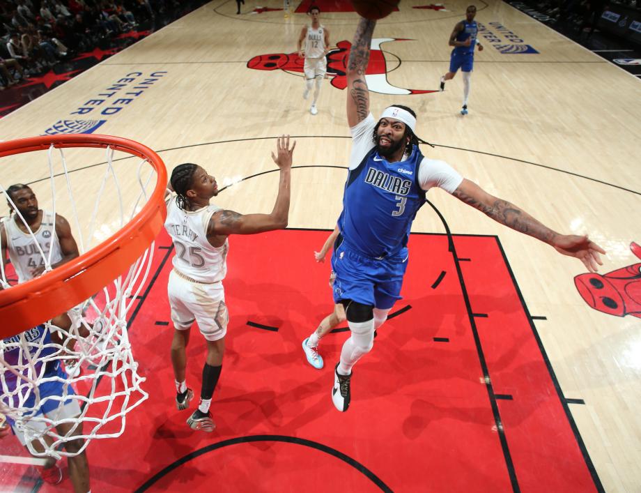 克莱20分浓眉18+7 独行侠7人上双终结公牛4连胜