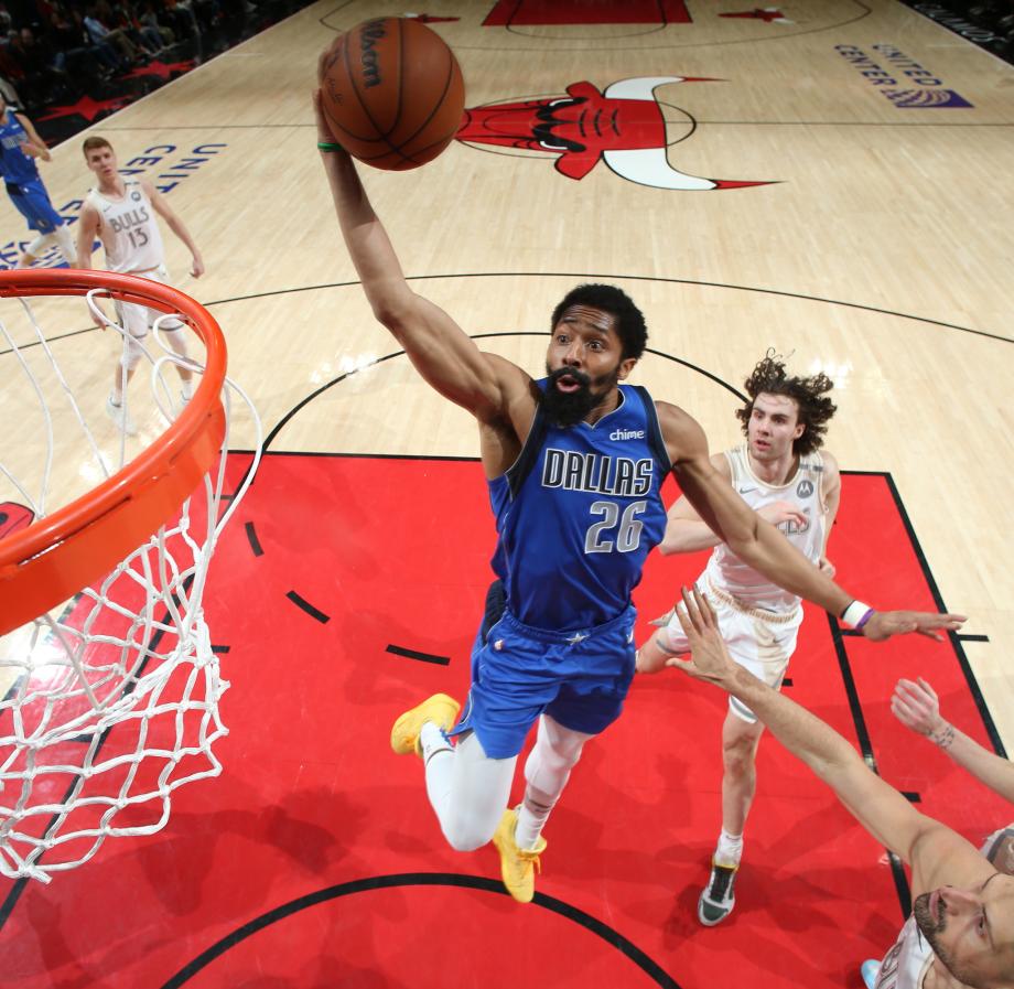 克莱20分浓眉18+7 独行侠7人上双终结公牛4连胜