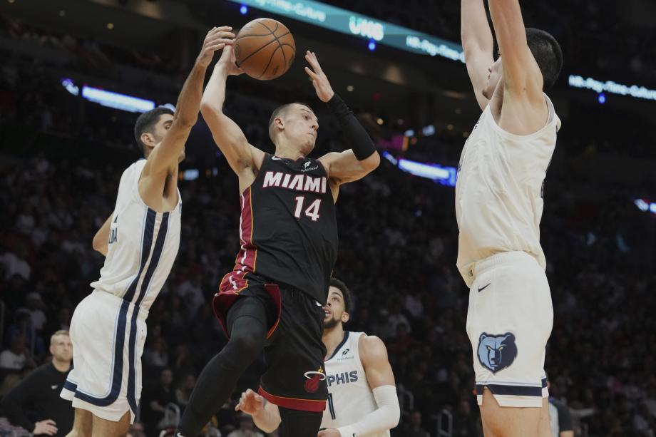 莫兰特压哨绝杀30+5希罗35+9 灰熊险胜热火