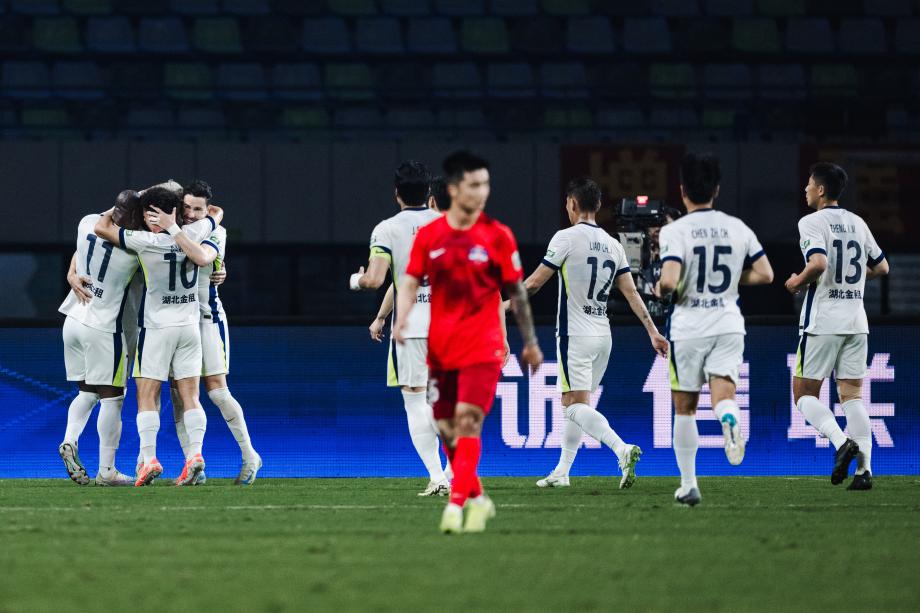 恩戈姆梅开二度 梅州客家主场击败武汉三镇