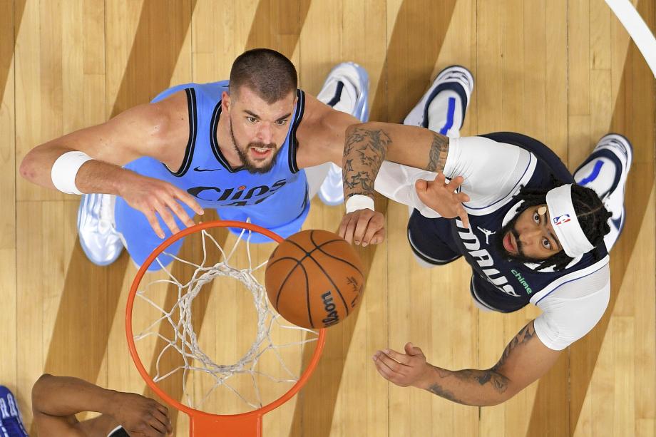 莱昂纳德哈登祖巴茨合砍83分 快船大胜独行侠