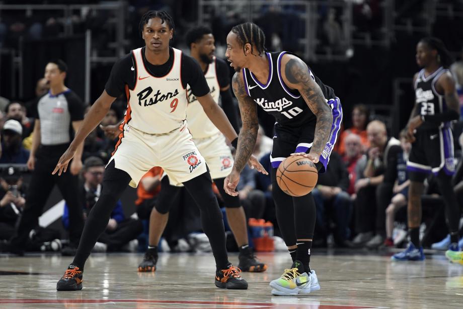 拉文狂轰43分德罗赞37分 国王客场掀翻活塞