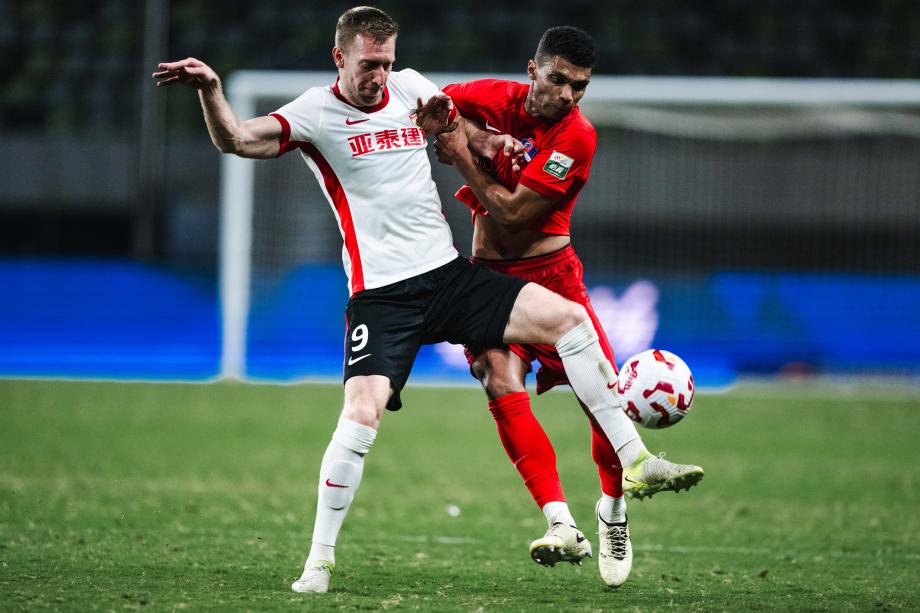 谭龙、徐越中场吊射破门 亚泰3-1十人梅州