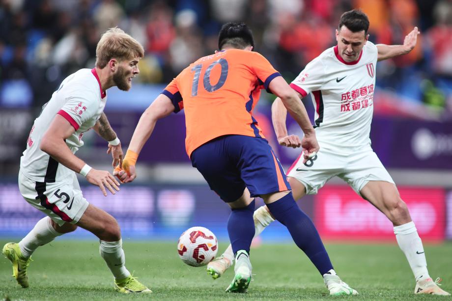 中超-牟鹏飞惊天失误送大礼 蓉城1-0青岛海牛