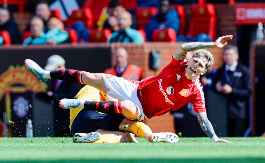 萨拉维亚任意球破门 狼队客胜曼联成功保级