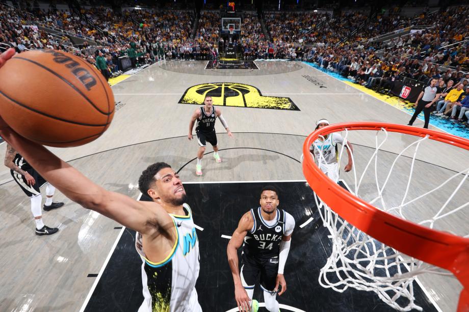 [图]哈利伯顿21+12字母哥34分 步行者再擒雄鹿