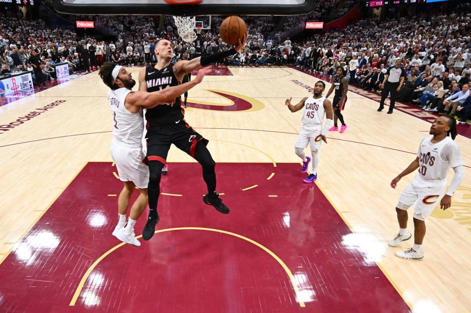 骑士121-112热火 米切尔30+6+6希罗33+6+5