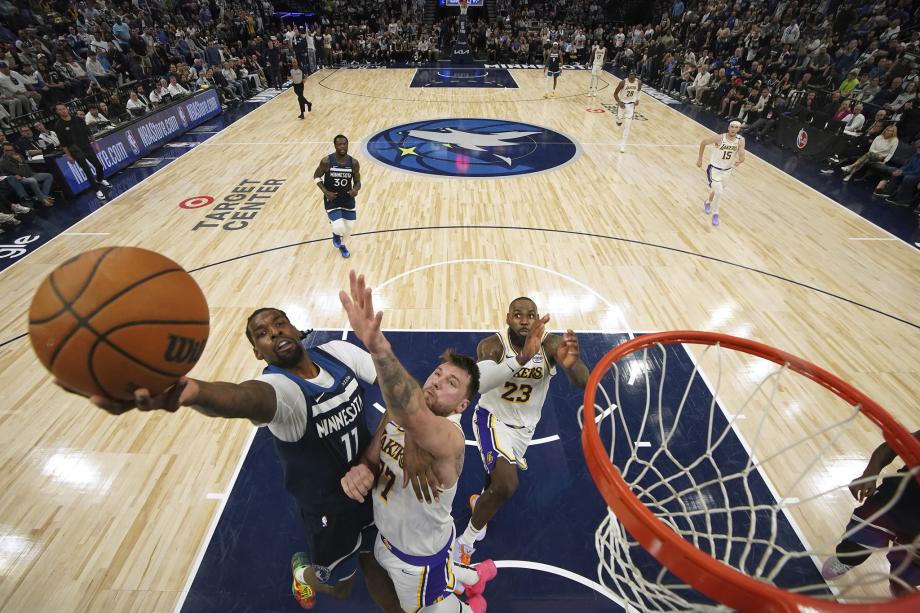 爱德华兹43+9+6 森林狼险胜湖人夺赛点