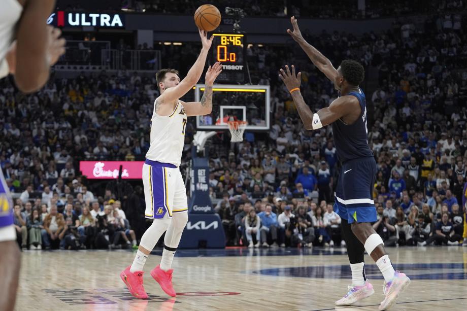 爱德华兹43+9+6 森林狼险胜湖人夺赛点