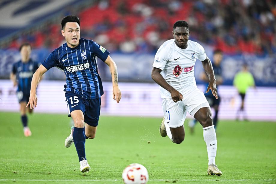 毛伟杰破门图多列点射绝平 三镇5分钟2球2-2英博