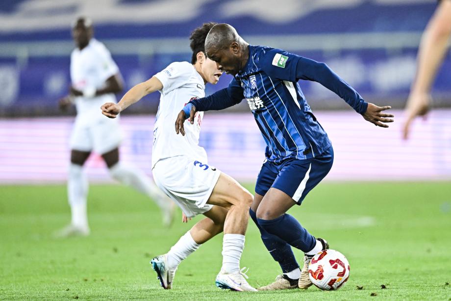 毛伟杰破门图多列点射绝平 三镇5分钟2球2-2英博