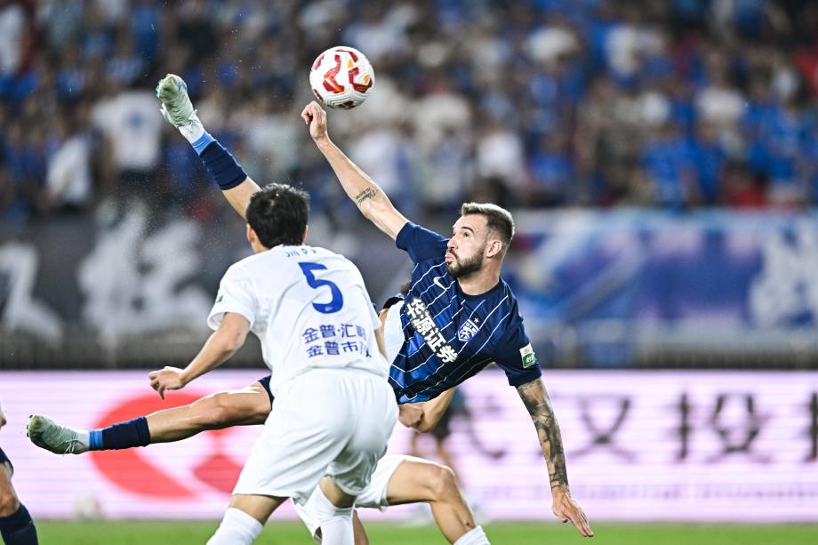 毛伟杰破门图多列点射绝平 三镇5分钟2球2-2英博