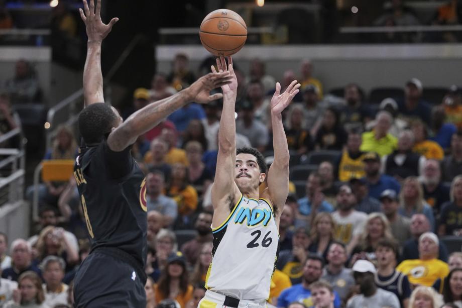 西亚卡姆21+6加兰21分 步行者轻取骑士夺赛点