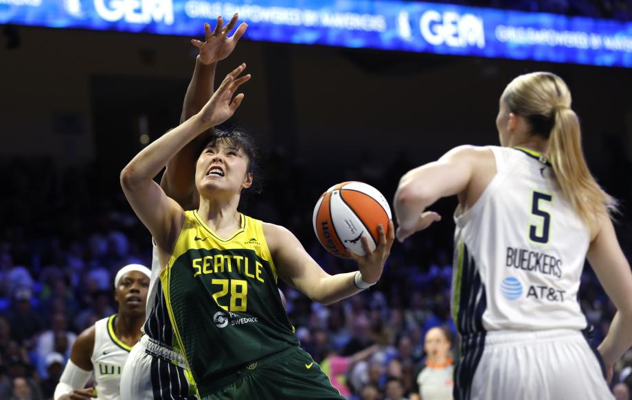 [图]WNBA：李月汝2篮板1助攻 风暴客场力克飞翼体育集锦