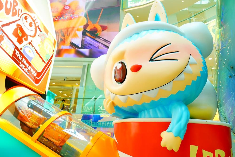 Pop Mart treats Labubu fans to pop-up store in Beijing_英语_