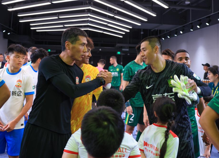 主场战胜青岛西海岸 北京国安领跑中超积分榜