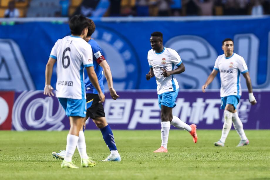 阿齐兹传射 青岛西海岸2-0晋级足协杯八强