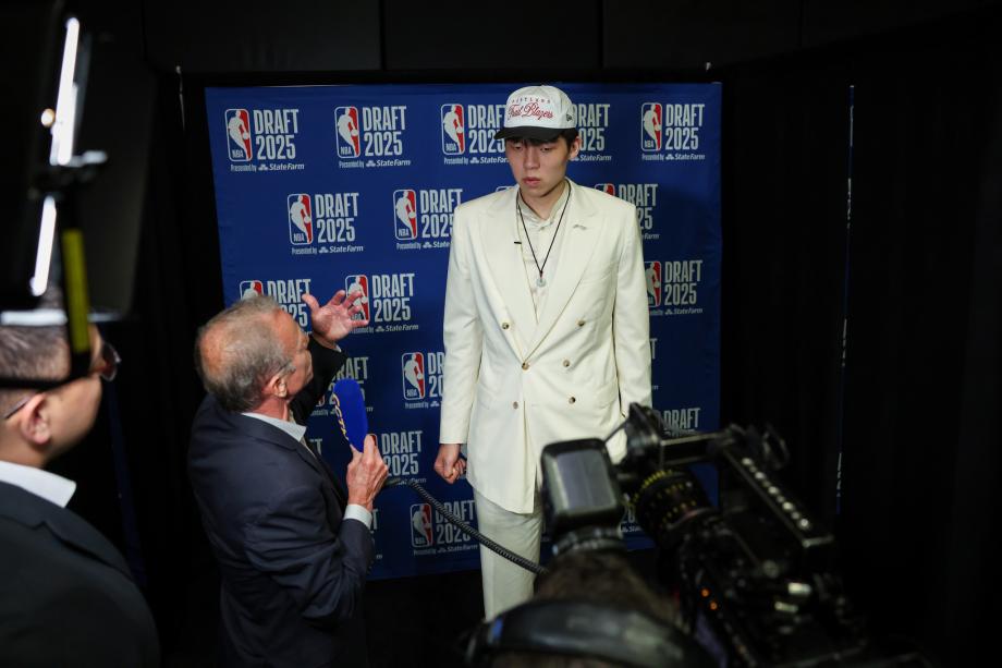 NBA选秀大会：中国球员杨瀚森首轮第16顺位被选中